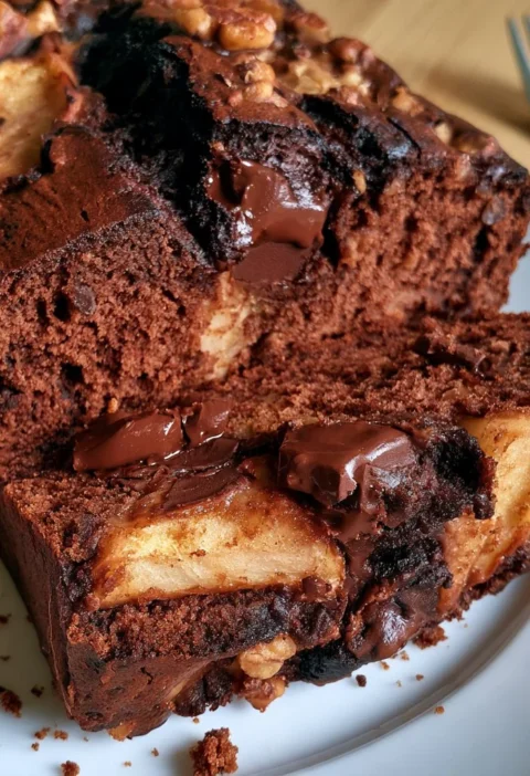 Plumcake pere e cioccolato appena sfornato su un piatto.