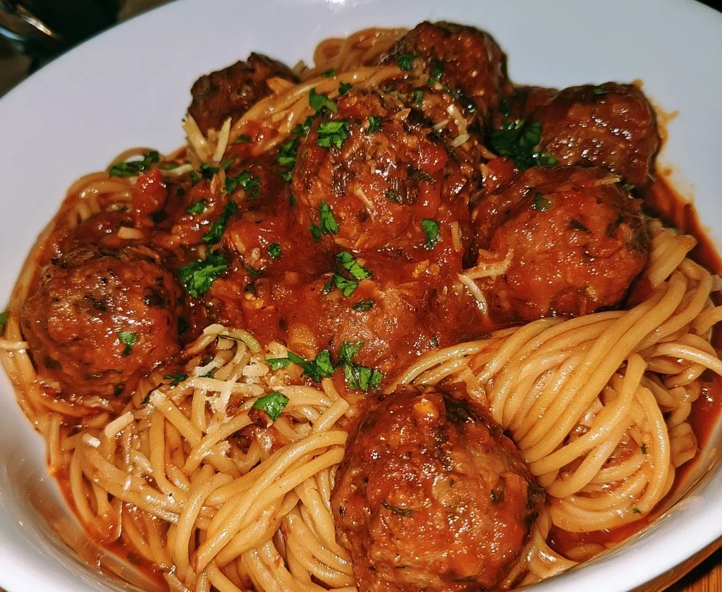 Polpette al sugo gustose e facili da preparare per una cena deliziosa.