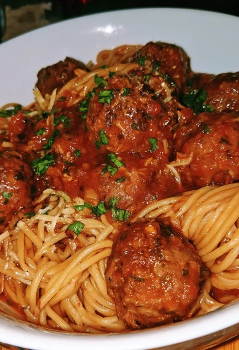 Polpette al sugo gustose e facili da preparare per una cena deliziosa.