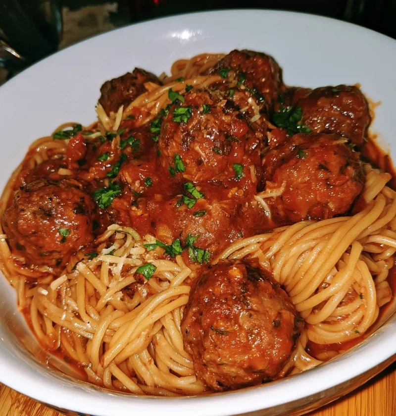 Polpette al sugo gustose e facili da preparare per una cena deliziosa.