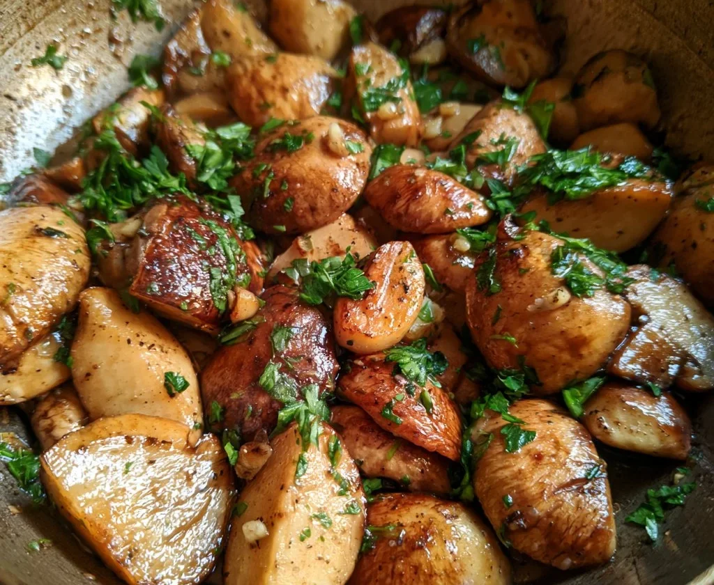 Porcini trifolati con aglio e prezzemolo in un piatto delizioso