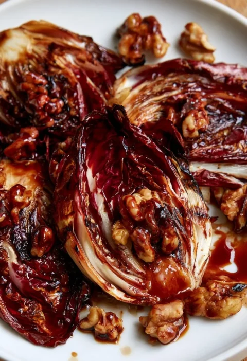 Radicchio grigliato con aceto balsamico e noci, piatto colorato e gustoso