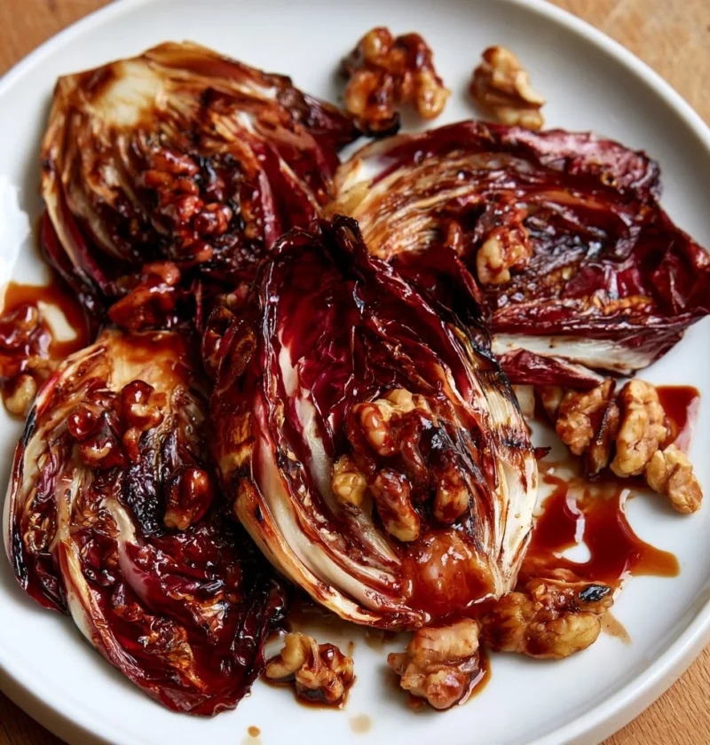 Radicchio grigliato con aceto balsamico e noci, piatto colorato e gustoso