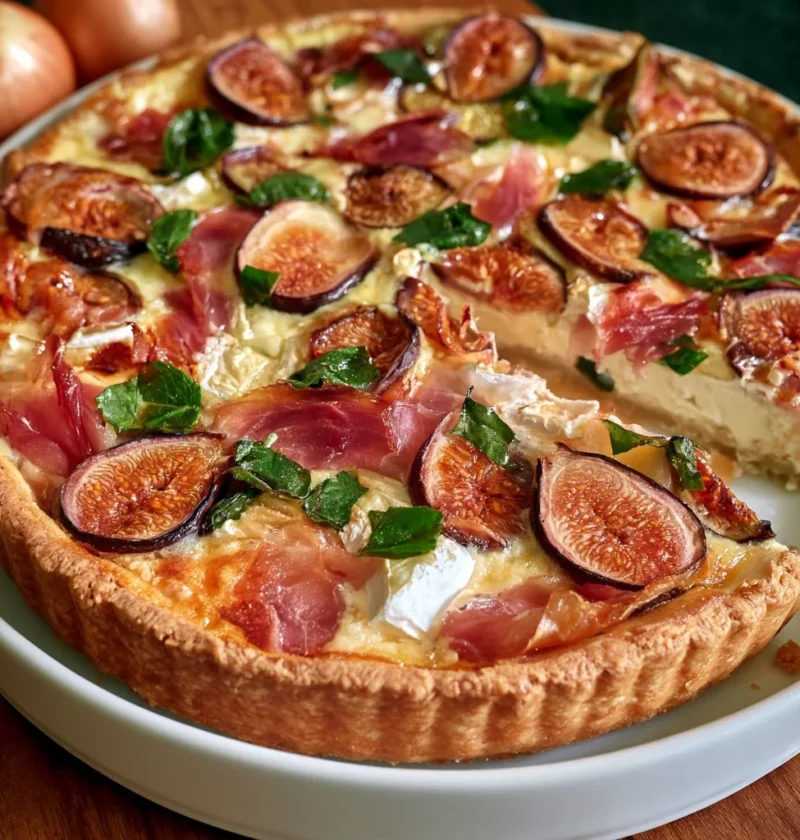 Torta salata con fichi, prosciutto e brie fresca e appetitosa