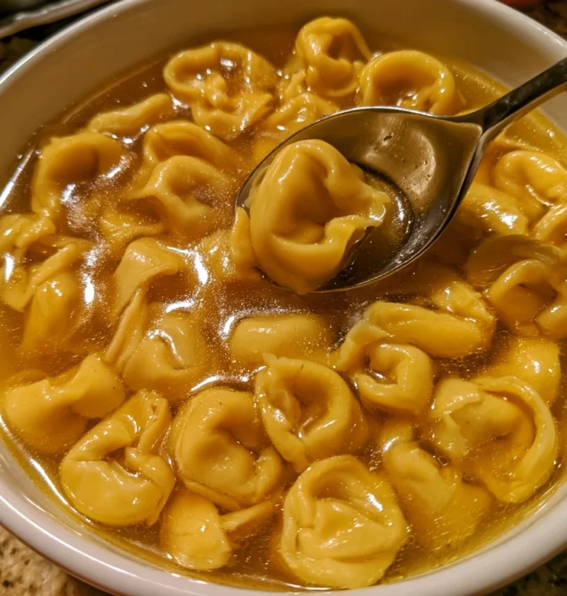 Tortellini in brodo serviti in una ciotola